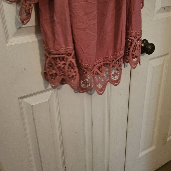 LE ROUGE, PINK, SHORT SLEEVE TOP WITH EYELET SLEEVES AND BOTTOM. 3X - Picture 3 of 5